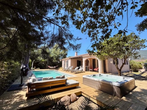 Terrasse ensoleillée aux Villas d'A Storia à Porto-Vecchio avec piscine, bain à remous, terrasse bois et espace détente ombragé