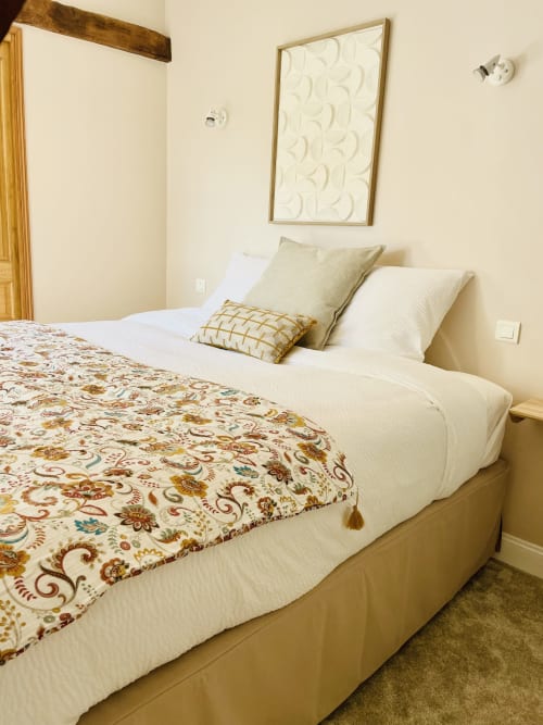 Chambre cosy à la Maison Nolette B&B à Noyelles sur Mer avec vue sur jardin, parure florale et décoration neutre