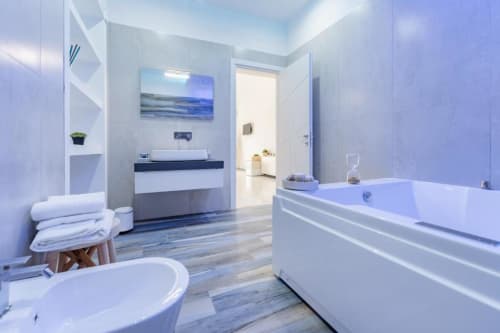 Suite lussuosa e moderna con vasca indipendente, sauna e spa presso IL POETA B&B a Procida