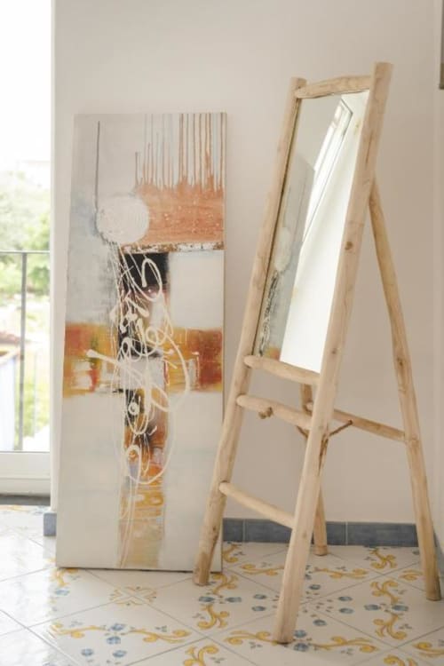 Camera moderna con specchio cornice in legno e arte astratta alle pareti presso la boutique hotel IL POETA a Procida, Italia