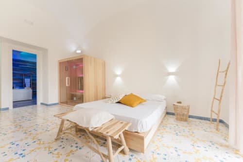 Suite moderna con sauna presso IL POETA B&B a Procida, con letto bianco, sauna in legno e pavimento in piastrelle colorate