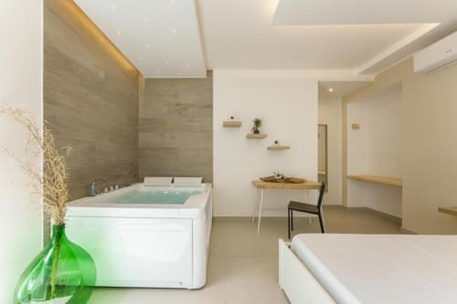 Camera doppia lusso con vasca idromassaggio all'hotel boutique IL POETA a Procida, Italia
