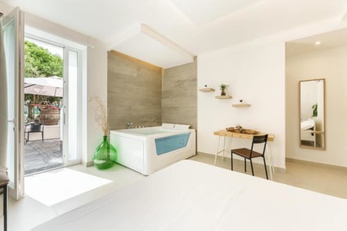 Camera Deluxe Matrimoniale al IL POETA B&B di Procida con vasca idromassaggio, scrivania e accesso alla terrazza