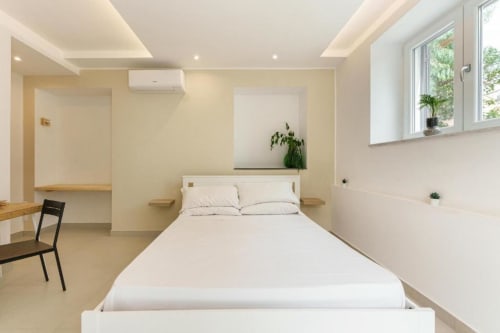 Camera Deluxe Doppia moderna presso IL POETA B&B a Procida con letto bianco, arredamento minimalista e ampie finestre