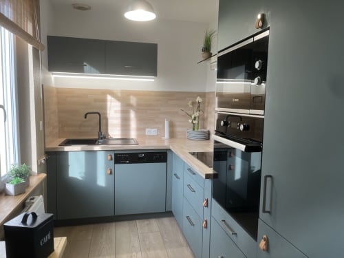 Cuisine moderne du gîte Le Grand Gîte au Domaine De La Ferme De Ribeaufontaine, Dorengt, avec mobilier bleu