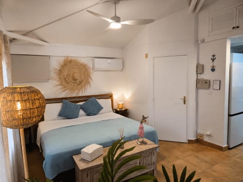 Chambre lumineuse du Bungalow 31 aux Balcons D'Oyster Pond, Saint-Martin, avec lit queen-size, accents bleus, ventilateur de plafond et