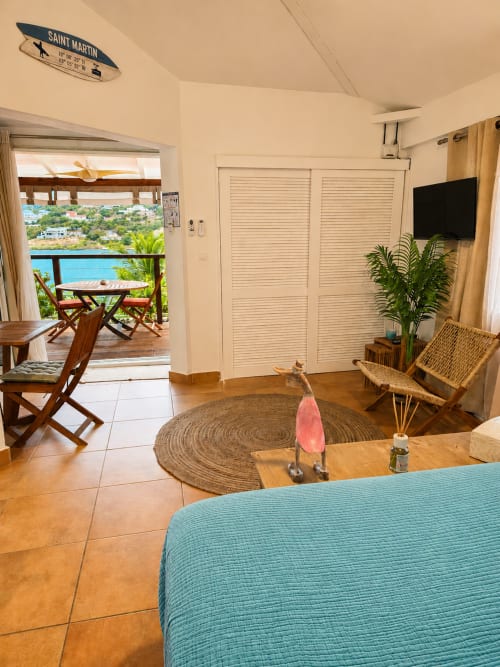 Bungalow 31 aux Balcons d'Oyster Pond, Saint-Martin, avec lit turquoise, terrasse vue mer et village
