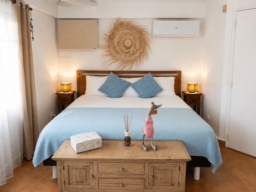 Chambre lumineuse du Bungalow 31 aux Balcons D'Oyster Pond, Saint-Martin, avec accents bleus, mobilier en bois et vue mer