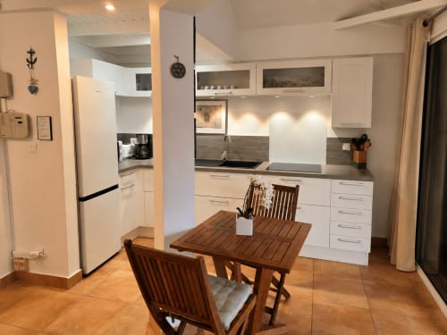 Cuisine moderne équipée avec table à manger du Bungalow 31 aux Balcons d'Oyster Pond, Saint-Martin