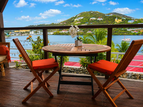 Terrasse en bois avec vue sur la baie tropicale et les maisons versant de la colline, Les Balcons D'oyster Pond, Saint-Martin