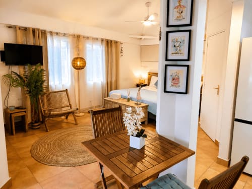 Appartement moderne aux Balcons d'Oyster Pond, Saint-Martin, avec table en bois, séjour, vue sur mer et équipé