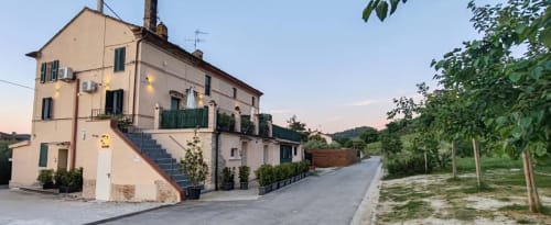 Camera dell'Hotel Queen Elisabetta a Campofilone, Italia con terrazza e vista sui vigneti al tramonto