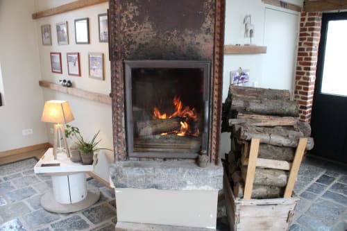 Foyer accueillant avec bois brûlant au Domaine De La Ferme De Ribeaufontaine, un gîte français à Dorengt