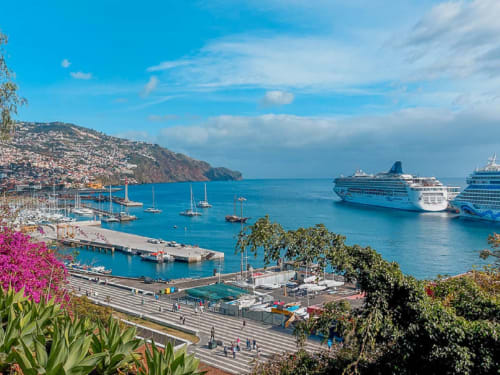 Porto do Funchal com navios de cruzeiro, veleiros e calçadão colorido com vista para o mar Mediterrâneo turquesa