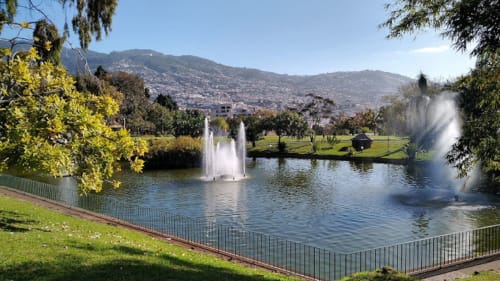 Parque cênico com fontes, vegetação exuberante e vistas das montanhas em Funchal, Portugal