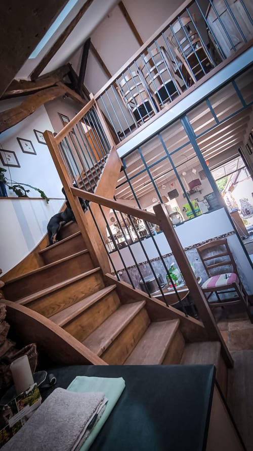 Escalier en bois avec rampe métallique dans la Suite Arums du Clos du Buisson, Saint Aubin sur Gaillon
