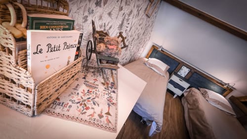 Suite charmante Arums au Clos du Buisson avec livre Le Petit Prince, lit douillet et décor vue jardin