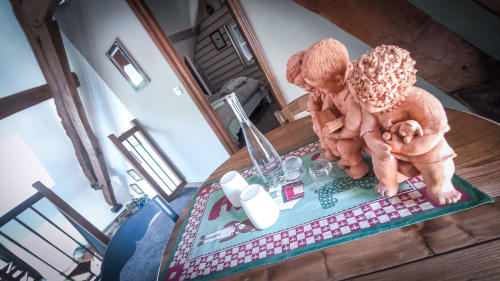 Petits chérubins en terre cuite sur tapis coloré au Clos du Buisson, BnB à Saint-Aubin-sur-Gaillon