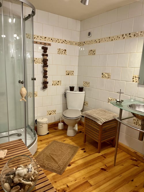 Salle de bains spacieuse au Domaine De La Ferme De Ribeaufontaine avec carrelage métro blanc, détails décoratifs et meuble-lavabo en bois