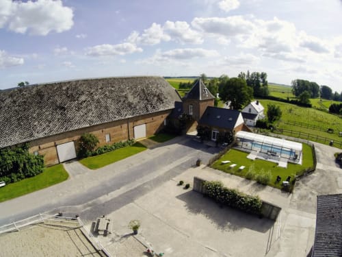 Vue aérienne du Domaine de la Ferme de Ribeaufontaine à Dorengt, France avec jardin, piscine et campagne
