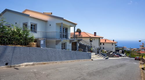 Villa Paradise House em Calheta com terraço, fachada branca moderna e vista para o oceano em Portugal