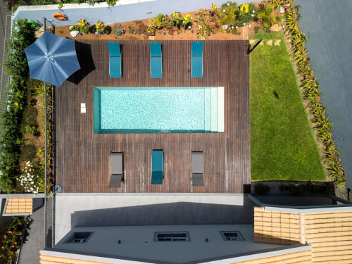 Vista aérea da villa Paradise House Calheta com piscina, deck de madeira, espreguiçadeiras e jardins bem cuidados em Portugal