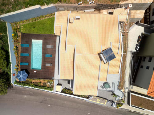 Vista aérea da villa Paradise House em Calheta com piscina, deck de madeira, terraço e painéis solares
