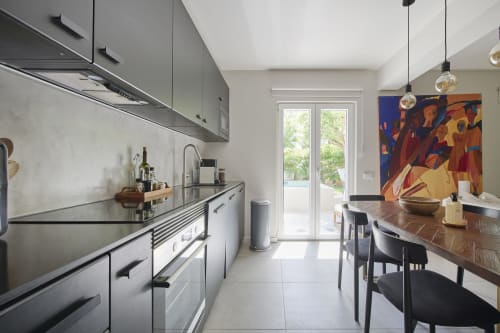 Cocina y comedor modernos en villa de Republica do Sul, Aroeira con electrodomésticos de acero inoxidable y vista a la piscina
