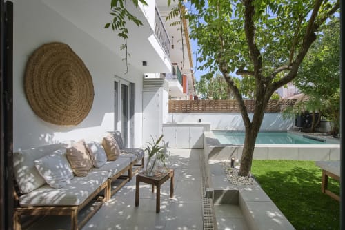 Patio de villa moderna en Republica do Sul con zona de estar, vista a la piscina y árbol sombreado en Aroeira