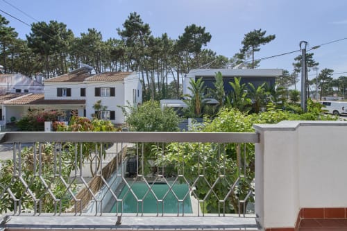 Piscina Villa d'Aura Aroeira con terraza, jardines frondosos y pinares en Charneca da Caparica