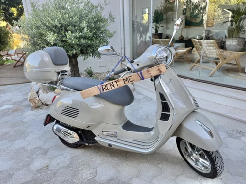 Vespa branca com placa 'Aluguel' no hotel República do Sul, Aroeira, Portugal
