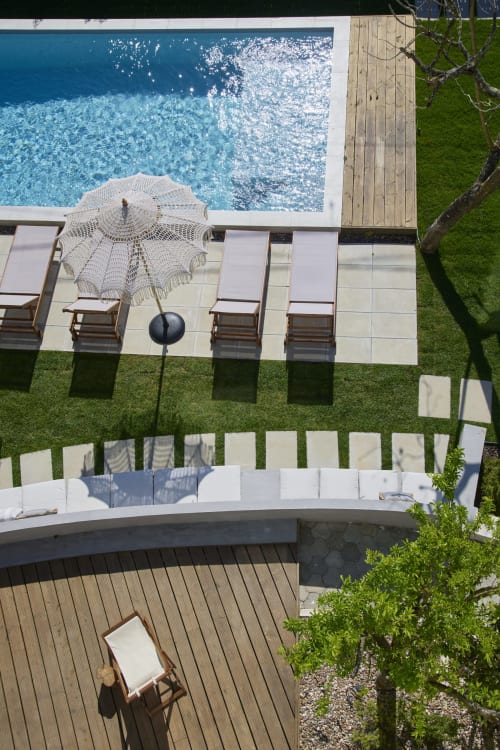 Área de piscina de luxo na Republica do Sul com espreguiçadeiras, guarda-sol e jardim bem cuidado em Aroeira