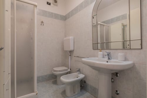 Privates Badezimmer im Apartment Casa Pleiadi des Hotels Prince Garda in Sirmione mit Waschbecken, Bidet, WC und Dusche