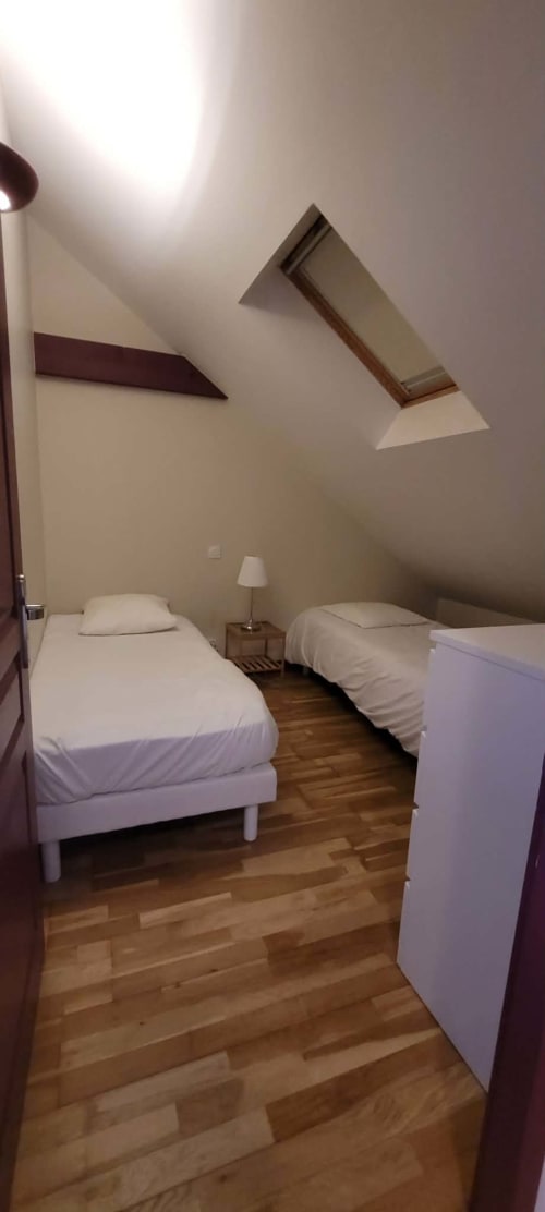 Chambre double avec plafond mansardé et lucarne à la Villa Varco, Auxonne
