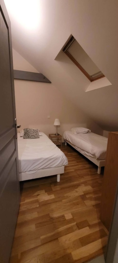 Twin bedroom in Villa Varco family suite, Auxonne, with skylights and wooden flooring