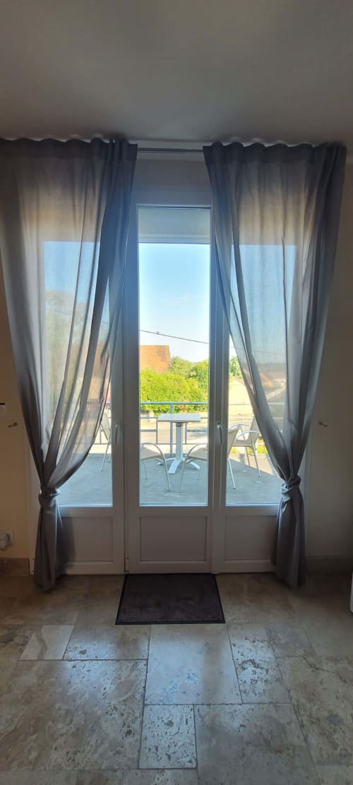 Glastüren mit Vorhängen zum Balkon, Suite Villa Varco in Auxonne