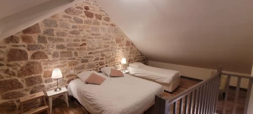 Gemütliches Dachzimmer in der Villa Varco in Auxonne mit Steinmauern, zwei Betten und Stimmungslicht