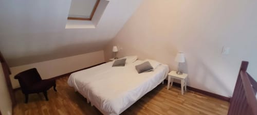 Villa Varco Suite familiale 2 bedroom with double bed, skylights, and city view in Auxonne, France