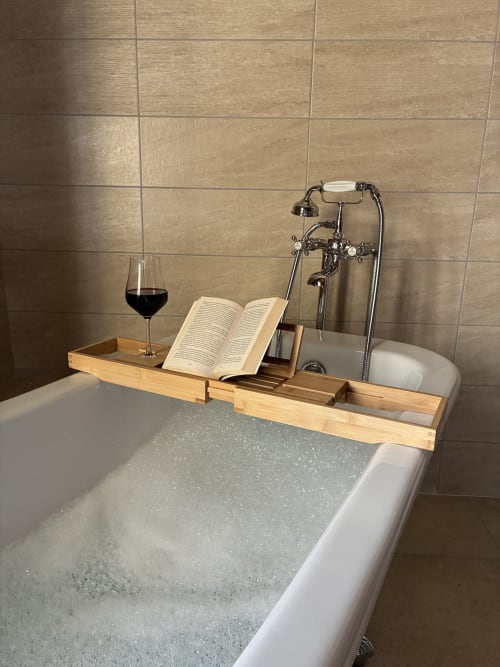 Caddie de bain luxueux avec livre ouvert, verre de vin et bougie dans la Chambre Royale du Manoir de Fornebello, boutique B&B