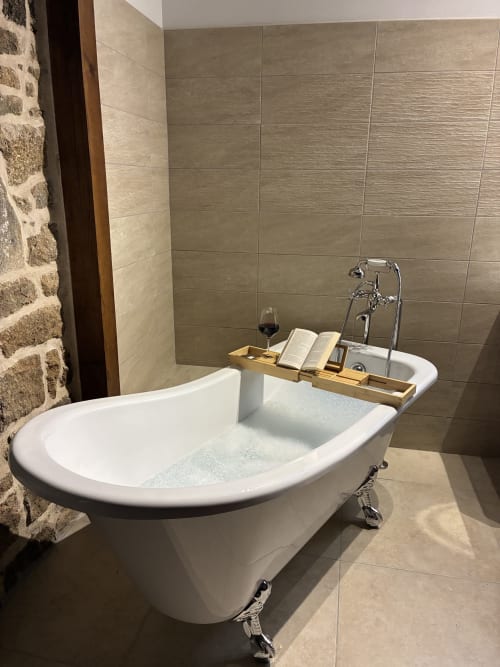 Baignoire de luxe indépendante avec eau coulante au Manoir de Fornebello, hôtel boutique français avec salle de bains carrelée