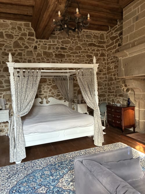 Lit à baldaquin Chambre Royale avec rideaux au Manoir de Fornebello, murs en pierre et poutres en bois