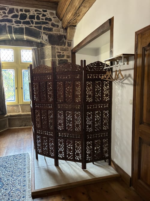 Paravent en bois ouvragé de la Chambre Royale au Manoir de Fornebello, Châtelaudren-Plouagat