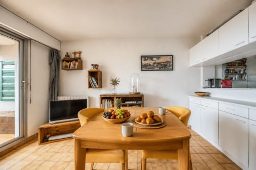 Table de salle à manger en bois garnie de fruits frais dans la cuisine moderne de La Loge Du Bassin, Cap Ferret