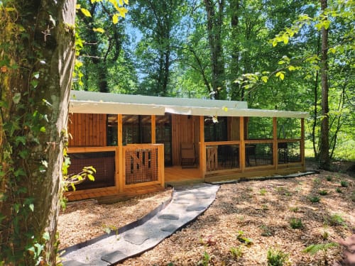 Villa Verlaine in Les Chalets Du Lac met houten terras, gesloten veranda en bosrijke omgeving in Marange-Silvange, Frankrijk.