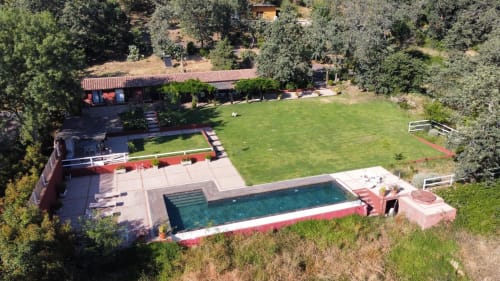 Vista aérea de la villa Casa Las Cuadras en El Escondite De Pedro Malillo, Candeleda, con piscina, jardines y estilo rústico