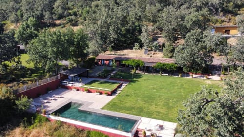 Vista aérea de la villa Casa Las Cuadras en Candeleda con piscina, jardín y olivos circundantes