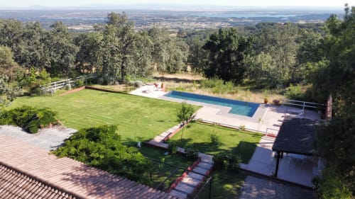 Vista aérea de la villa Casa Las Cuadras en Candeleda con piscina, jardín cuidado y vistas al valle