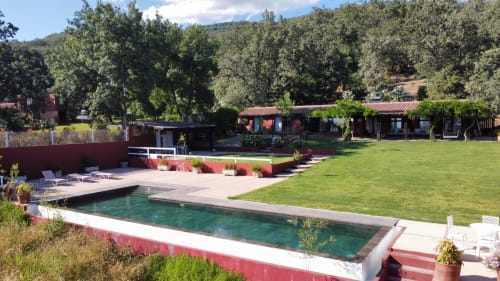 Villa Casa Las Cuadras en El Escondite De Pedro Malillo con piscina, jardín impecable y edificios tradicionales rojos en Candeleda