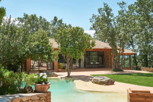 Villa Casa El Bosque en Candeleda con piscina turquesa, terraza, jardines exuberantes y arquitectura moderna de ladrillo