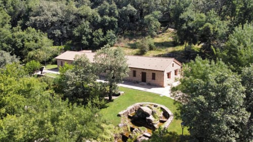 Vista aérea de El Escondite De Pedro Malillo en Candeleda, España - rústica casa de piedra rodeada de exuberante vegetación